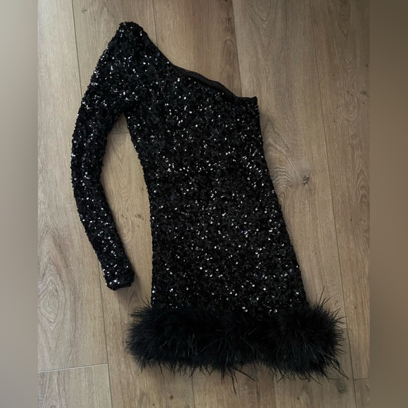 Lulu's Black Sequin One-Shoulder Dress With Feathers XSMALL XS - Picture 2 of 7